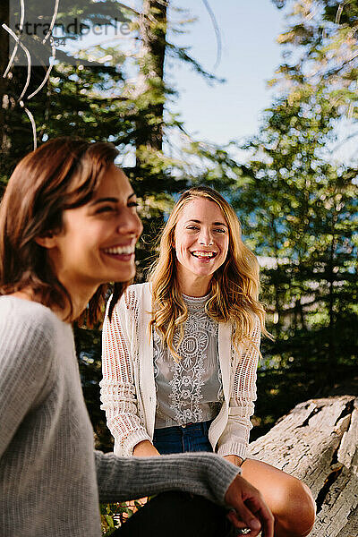 Zwei Freunde lachen  während sie die Natur genießen