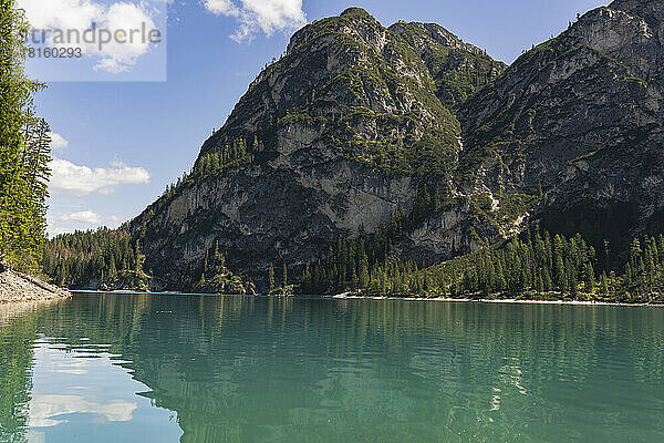 Malerische Aussicht auf den See vor den Dolomiten  Italien