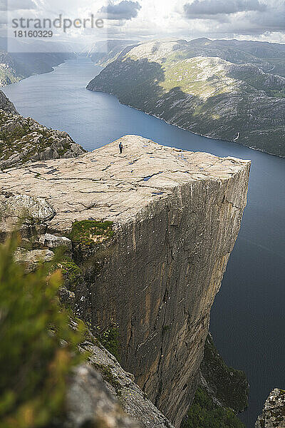 Wanderer auf majestätischem Preikestolen am Fjord im Lysefjord  Norwegen