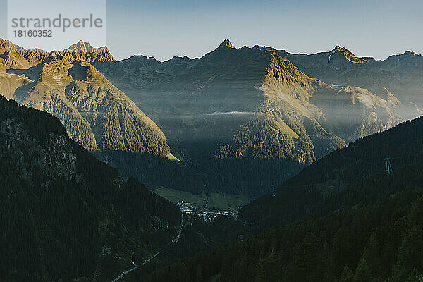 Österreich  Tirol  Ischgl  Bergdorf am nebligen Morgen