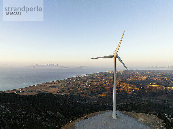 Griechenland  Ägäis  Kos  Windkraftanlage auf einem Hügel im Morgengrauen