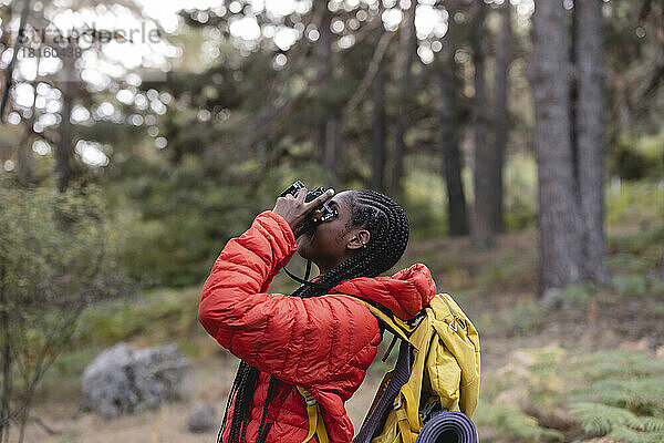 Frau mit geflochtenem Haar fotografiert im Wald