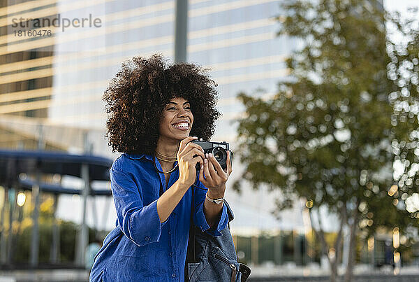 Glückliche Afro-Frau  die mit der Kamera fotografiert