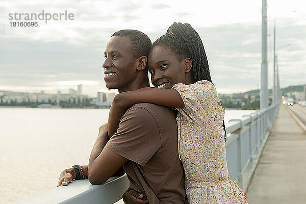 Nachdenkliches junges Paar steht an der Brücke