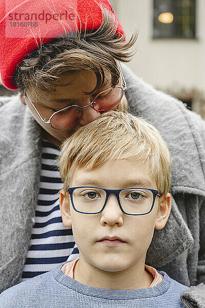 Mutter mit Brille umarmt Sohn