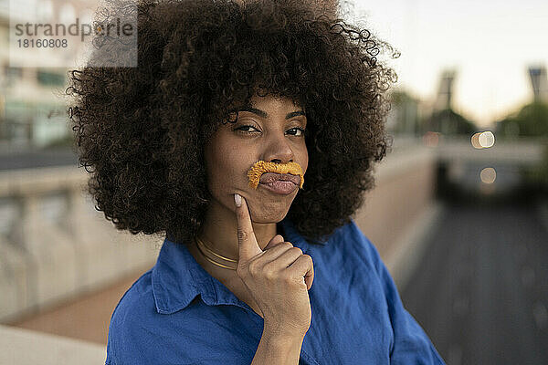 Afro-Frau mit Lehmschnurrbart