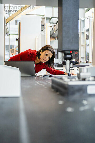 Reifer Techniker prüft Maschine im Werk