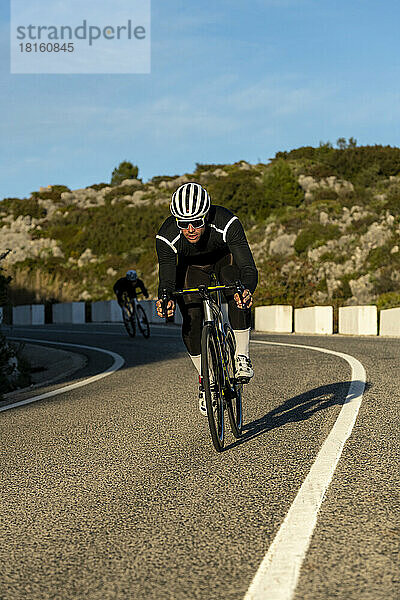 Entschlossener Radfahrer  der vom Gebirgspass der Costa Blanca in Alicante  Spanien  hinunterfährt