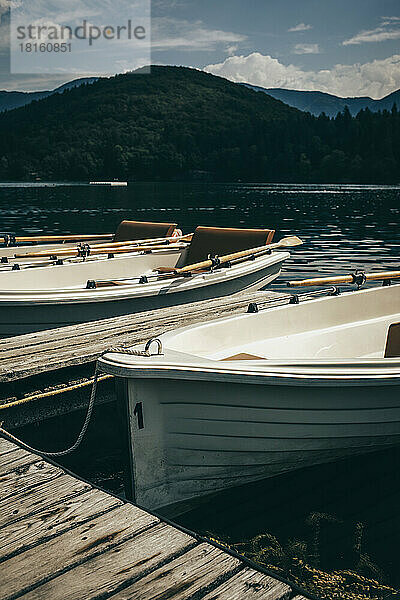 Boote liegen am Montiggler See
