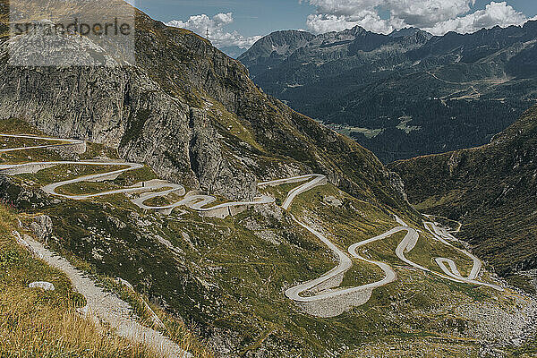 Kurvige  kurvenreiche Straßen inmitten des Gotthardpasses