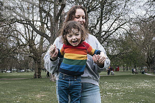Mutter spielt mit Tochter im Park