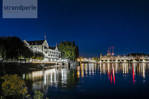 Deutschland  Baden-Württemberg  Konstanz  Bodenseeufer bei Nacht mit Stadtlichtern im Hintergrund