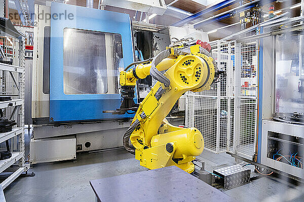 Roboterarm vor der Maschine