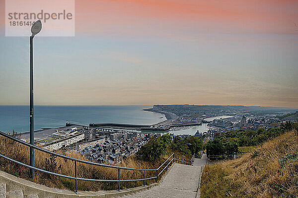 Frankreich  Normandie  Le Treport  Hangtreppe mit Küstenstadt im Hintergrund