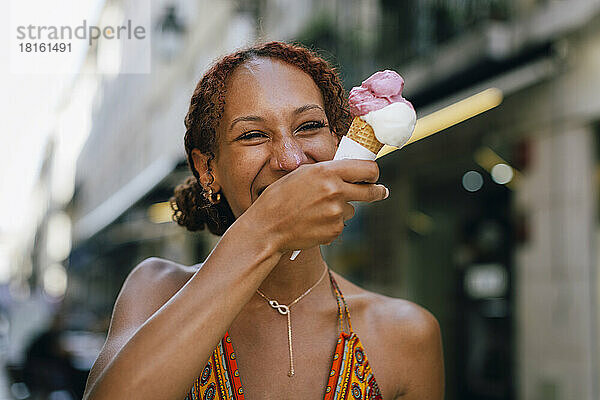 Fröhliche junge Frau genießt Eis
