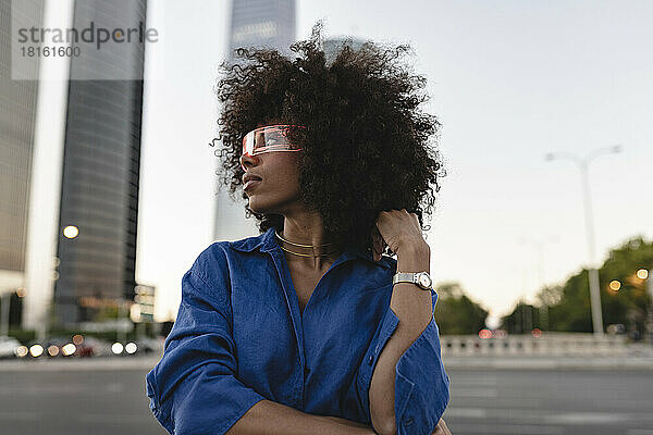 Afro-Frau trägt eine intelligente Brille