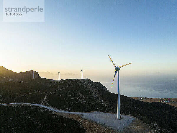 Griechenland  Ägäis  Kos  Windkraftanlagen bei Sonnenaufgang