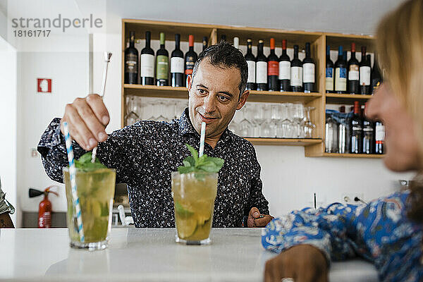 Barkeeper bereitet Cocktails an der Bartheke im Restaurant zu