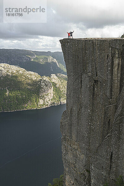 Wanderer stehen am Rand der Felsklippe Pulpit am Lysefjorden-Fjord  Norwegen