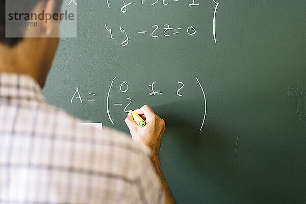 Mathematiklehrer löst Probleme an der Tafel