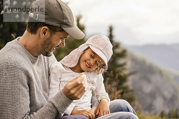 Glückliches Mädchen mit Vater  der draußen genießt