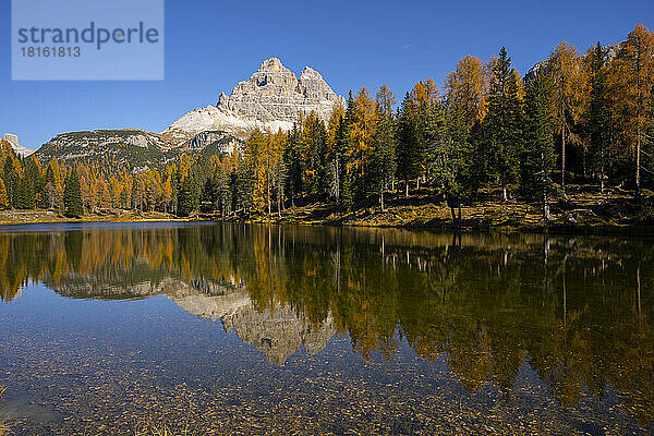 Italien  Venetien  malerischer Blick auf den Antorno-See mit den Gipfeln der Tre Cime di Lavaredo im Hintergrund