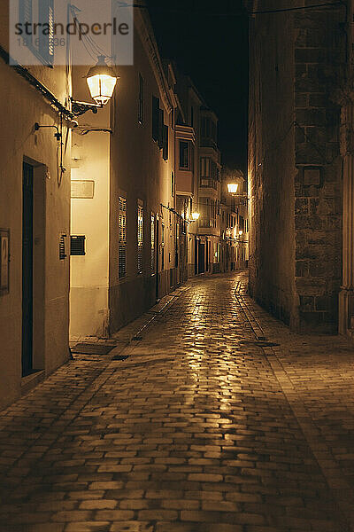 Spanien  Balearen  Ciutadella de Menorca  leere beleuchtete Gasse bei Nacht