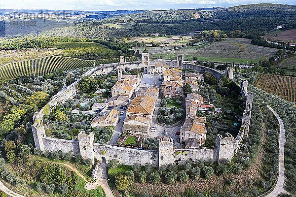 Italien  Toskana  Monteriggioni  Luftaufnahme eines mittelalterlichen ummauerten Dorfes