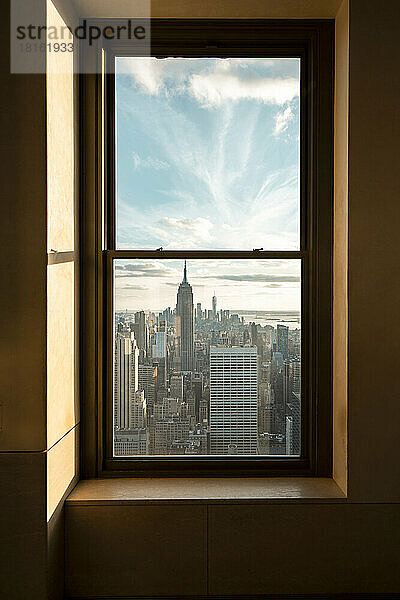 USA  New York  New York City  Fenster mit Blick auf Midtown Manhattan bei Sonnenuntergang
