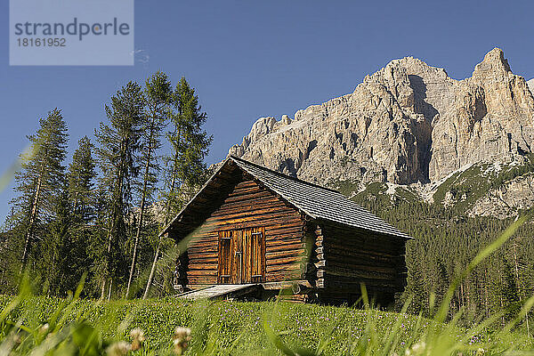 Blockhütte vor Felsenberg  Dolomiten  Italien