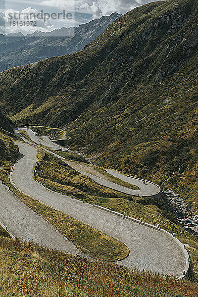 Kurvenreiche Straßen am Gotthardpass inmitten von Bergen an einem sonnigen Tag