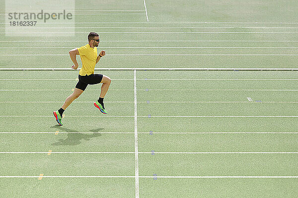 Sportler beim Lauftraining auf der Sportbahn