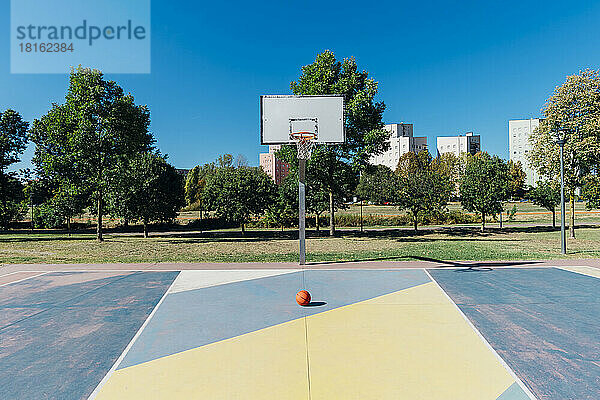 Ball auf dem Basketballplatz an einem sonnigen Tag