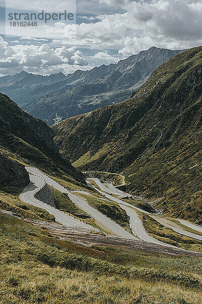 Kurvenreiche Straßen am Gotthardpass an einem sonnigen Tag
