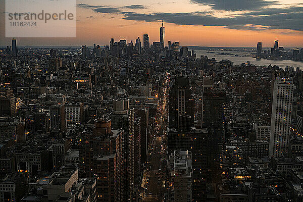 USA  New York  New York City  Blick auf Manhattan in der Abenddämmerung