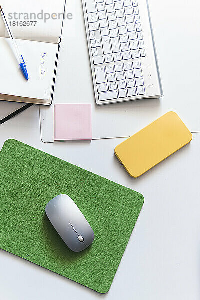 Drahtlose Technologien mit Tagebuch auf dem Schreibtisch im Büro