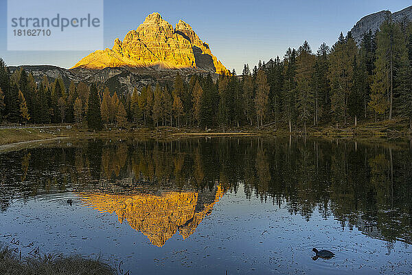 Italien  Venetien  malerischer Blick auf den Antorno-See und die Gipfel der Tre Cime di Lavaredo in der Abenddämmerung