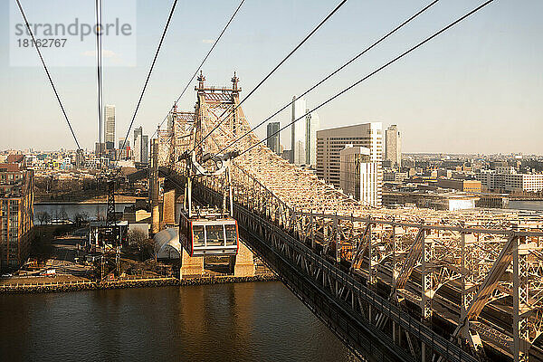 USA  New York  New York City  Overhead Cable Car fährt in der Abenddämmerung entlang der Queensboro Bridge