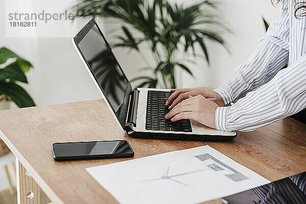 Junge Geschäftsfrau arbeitet im modernen Büro mit Laptop. Nahaufnahme