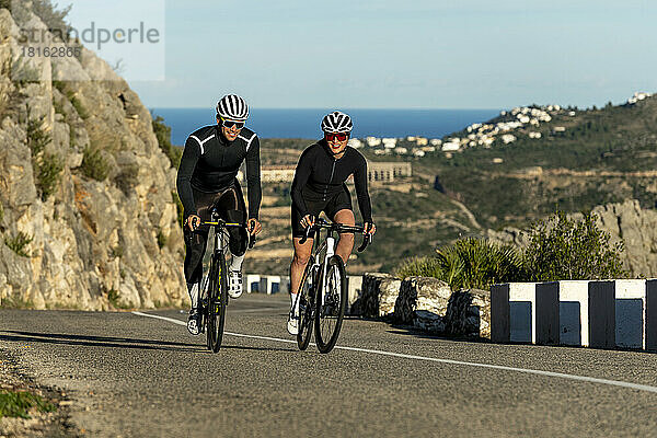 Radfahrer radeln am Gebirgspass der Costa Blanca an einem sonnigen Tag in Alicante  Spanien