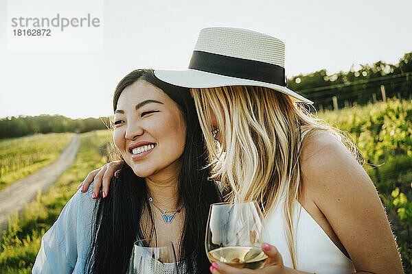 Glückliche Freunde  die gemeinsam Wein im Weingut genießen