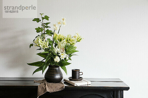 Studioaufnahme einer Vase mit weiß blühenden Blumen