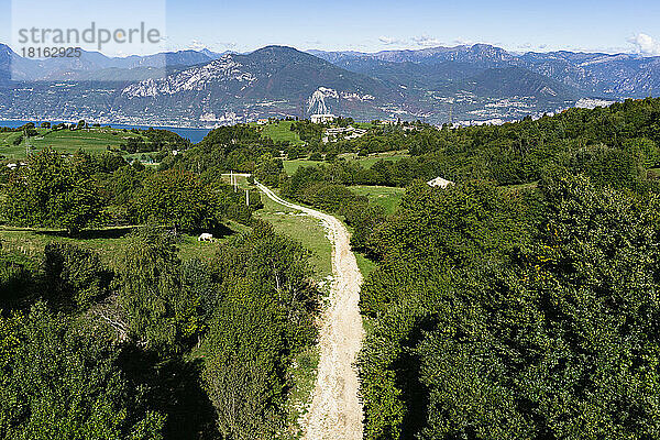 Malerische Aussicht auf die grüne Landschaft an einem sonnigen Tag