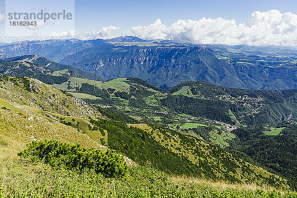 Malerische Aussicht auf die grünen europäischen Alpen an einem sonnigen Tag