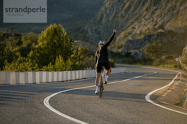 Fröhlicher Radfahrer fährt Fahrrad auf dem Gebirgspass der Costa Blanca in Alicante  Spanien