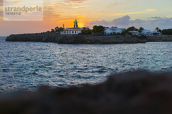 Spanien  Balearen  Ciutadella de Menorca  Leuchtturm Punta de Sa Farola bei Sonnenuntergang