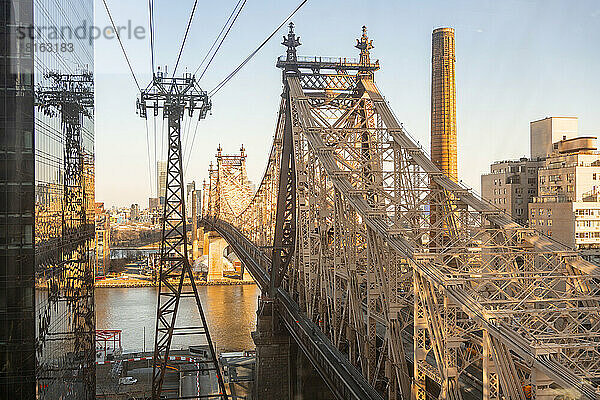 USA  New York  New York City  Queensboro Bridge in der Abenddämmerung