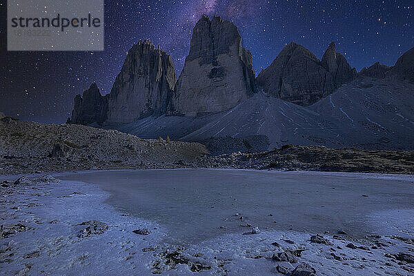 Italien  Venetien  Blick auf die Gipfel der Tre Cime di Lavaredo bei Nacht