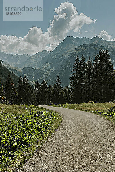 Österreich  Vorarlberg  Landstraße  die sich im Sommer in Richtung Silvretta-Alpen erstreckt