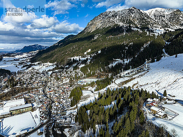 Deutschland  Bayern  Oberstdorf  Luftaufnahme einer Bergstadt im Winter